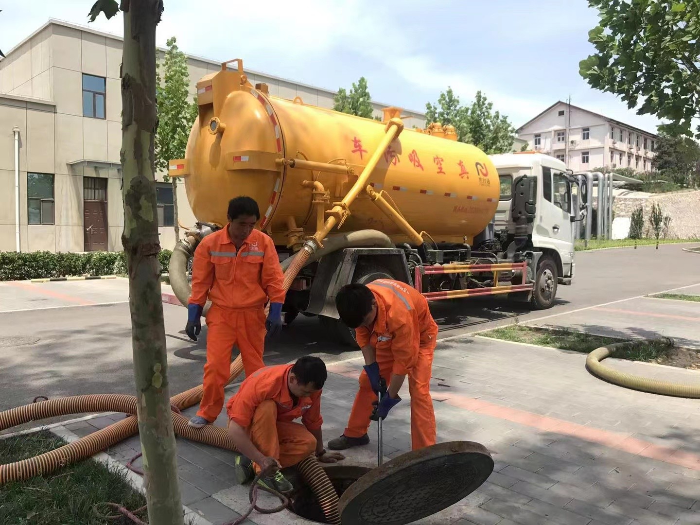 德江管道疏通车停在窨井附近